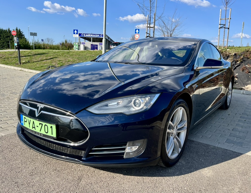 Tesla Model S P90 bérlés Budapest első