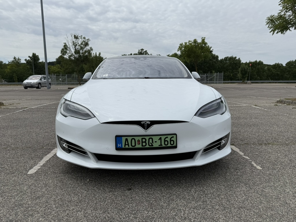 Tesla Model S 75D bérlés Budapest első