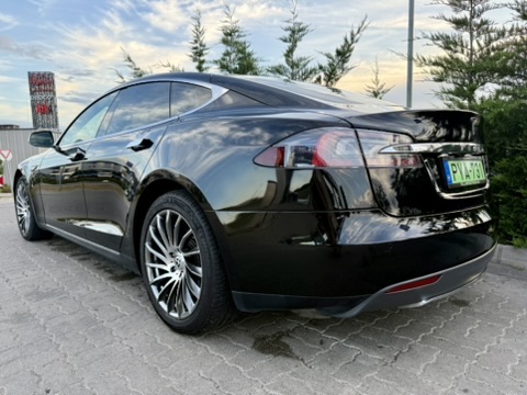 Tesla Model S 85 bérlés Budapest hátsó