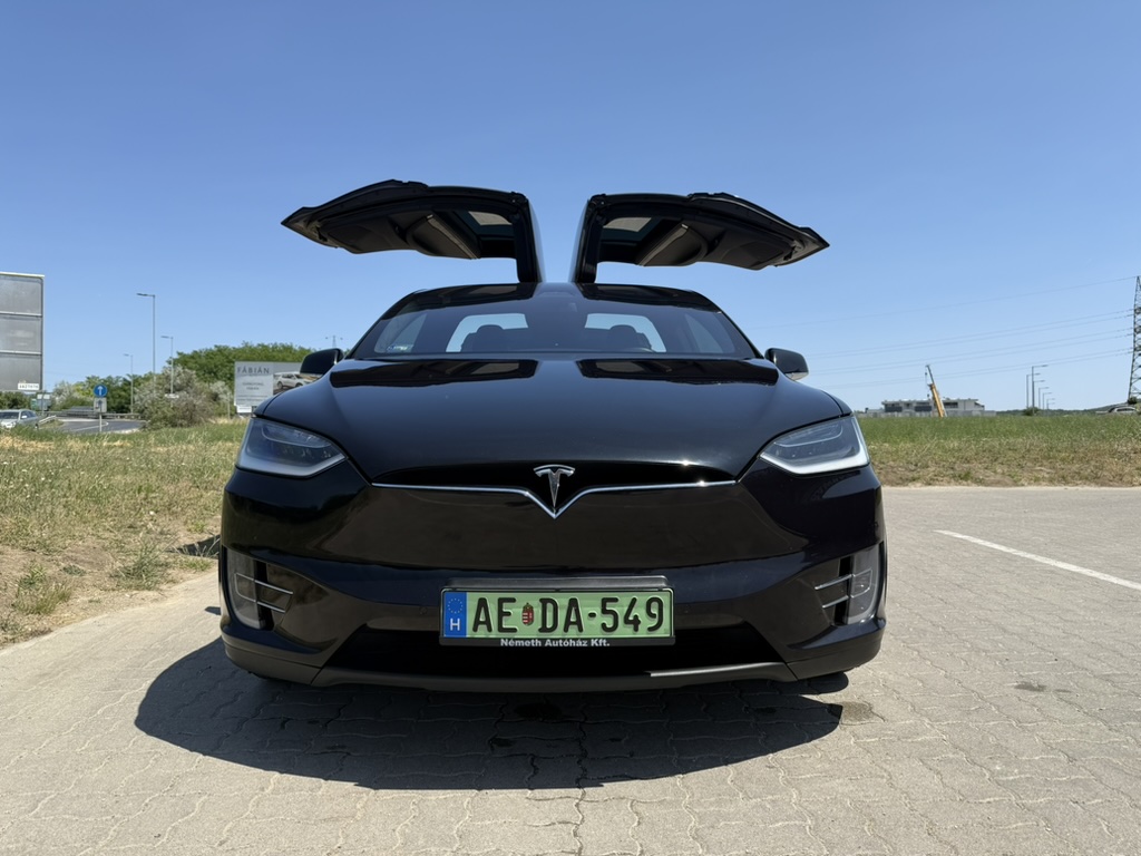 Tesla Model X bérlés Budapest első