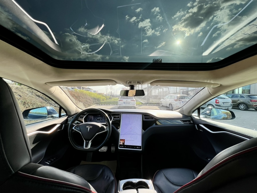 Tesla Model S P90 bérlés Budapest belső