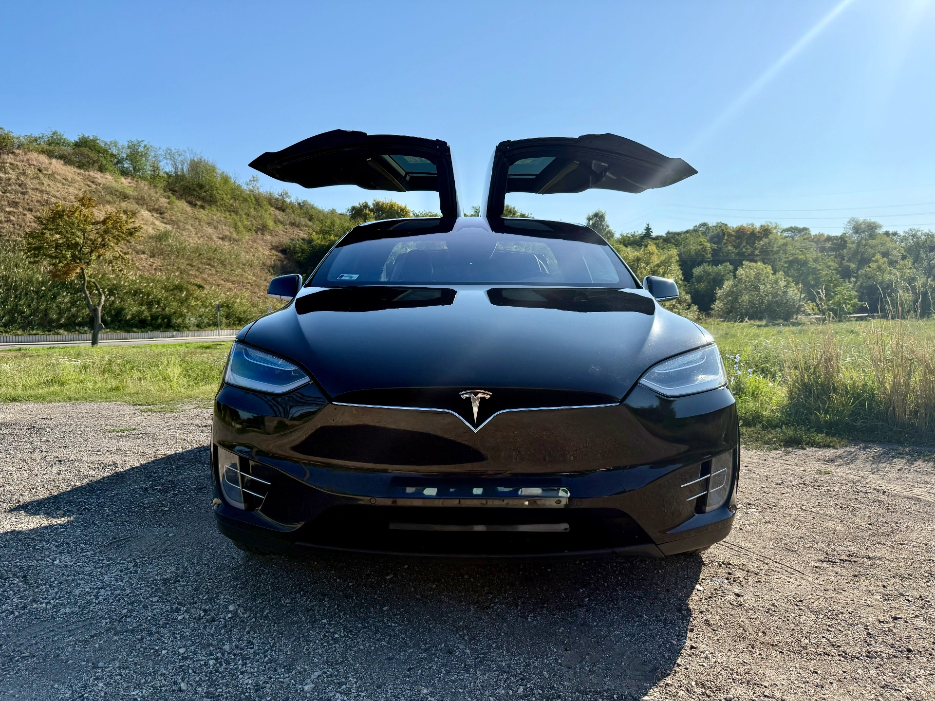 Tesla Model X sólyomszárny ajtókkal, bérelhető elektromos autó