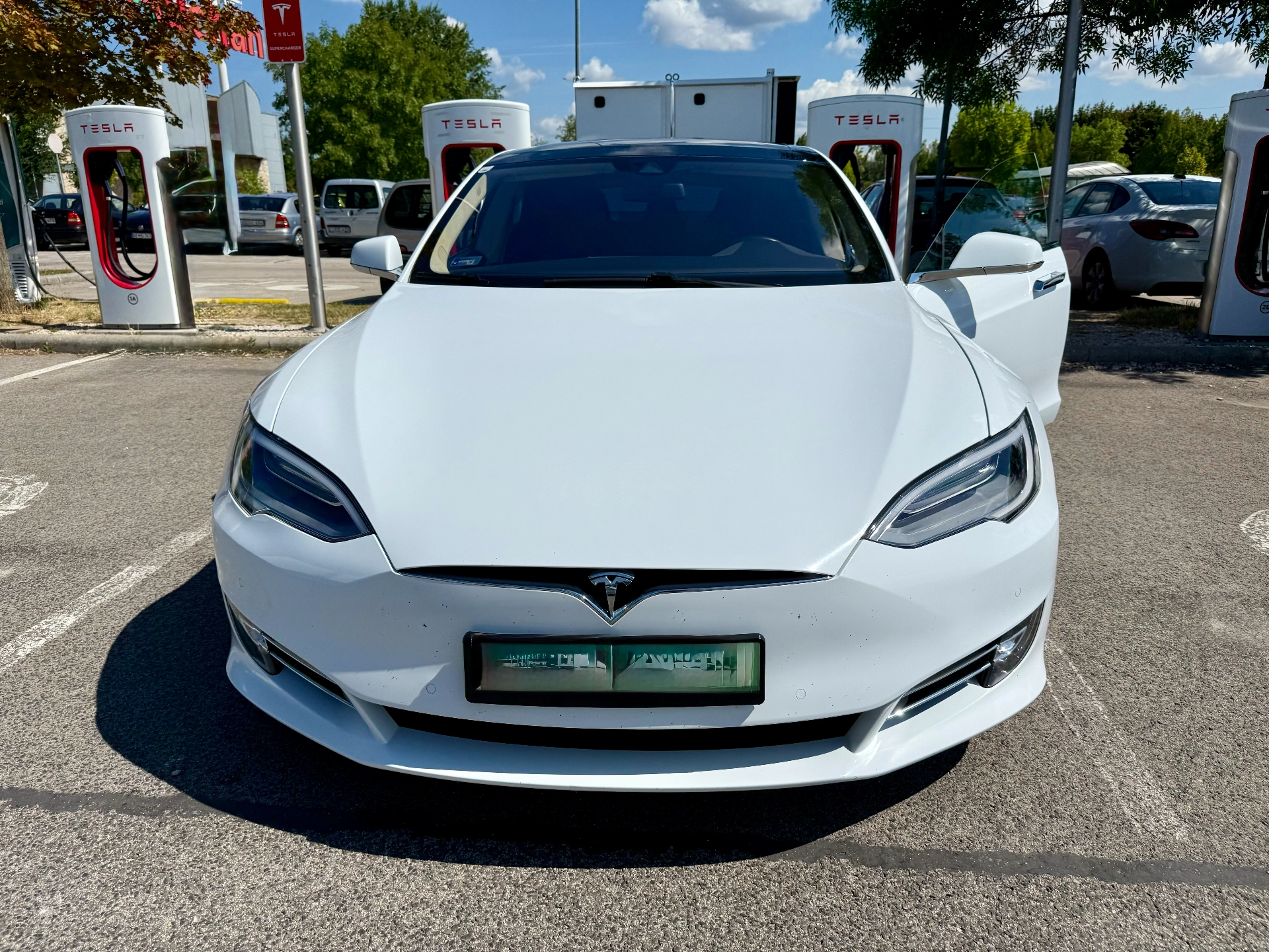 Fehér Tesla Model S a törökbálinti Supercharger töltőnél