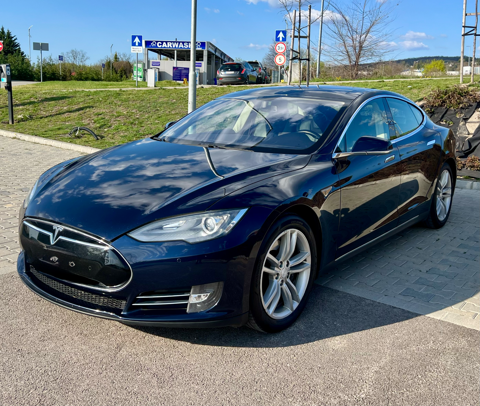 Tesla Model S P90 bérlés front