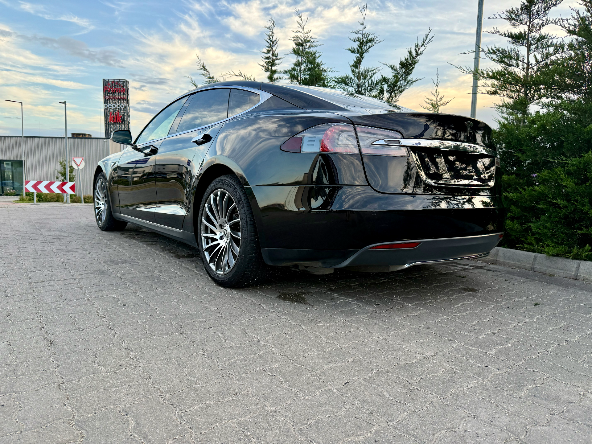 Tesla Model S 85 bérlés Budapest hátsó