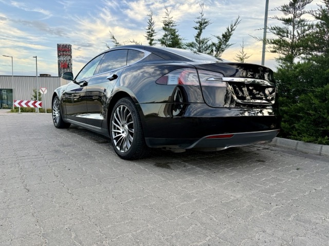 Tesla Model S 85 bérlés hátsó