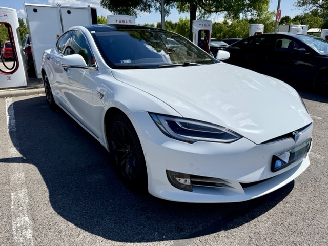 Tesla Model S 75D fehér bérlés Budapest